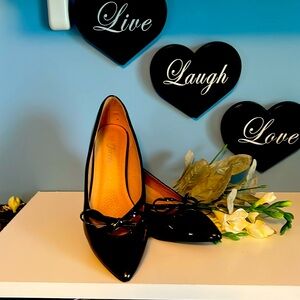 Forever brand black Patton one and a half inch heel pumps size 8